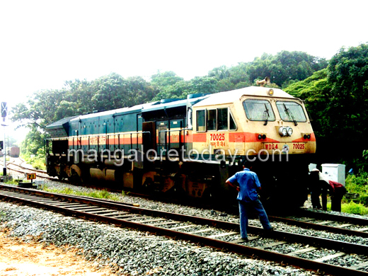 Goods train engine derails at Mangaluru Junction 3